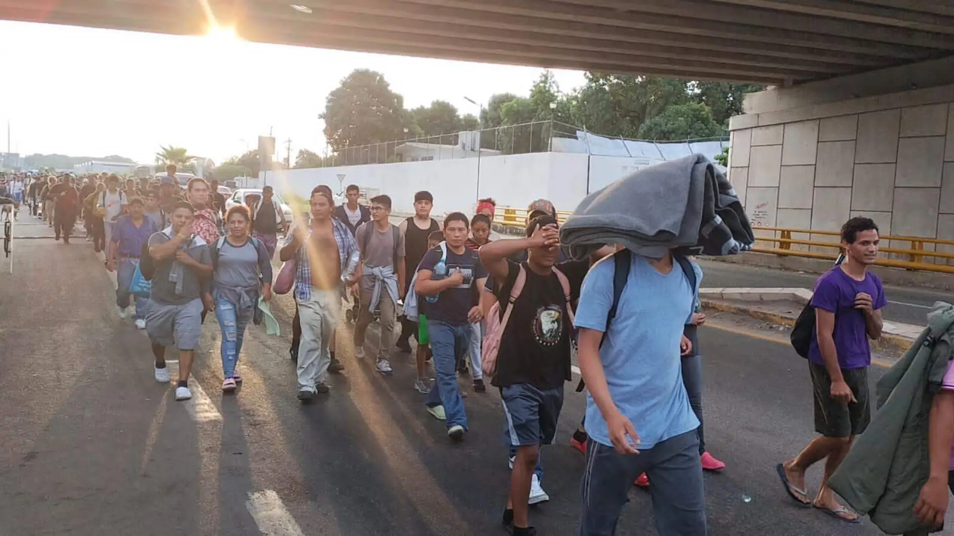 migrantes caminando